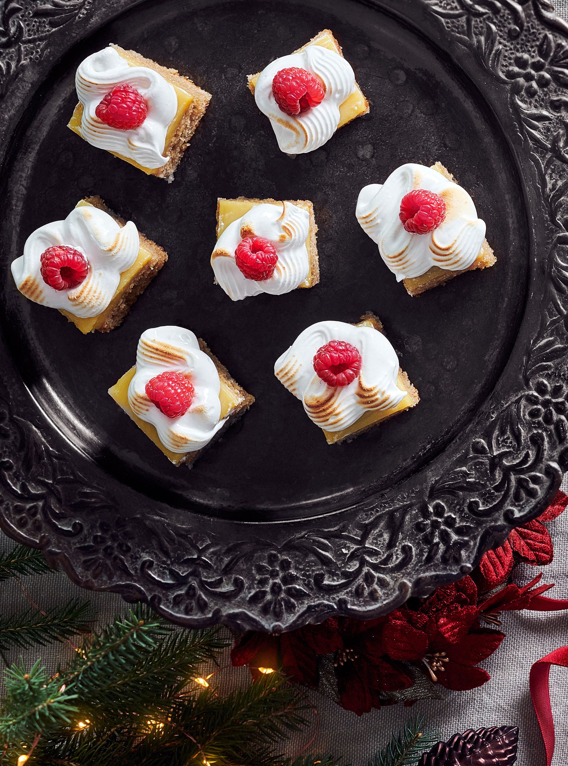 Small Spice Cakes with Meringue and Raspberries
